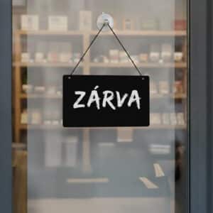 nyitva zarva tabla fekete kreta design zarva