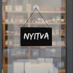 nyitva zárva tábla fekete, kréta mintával