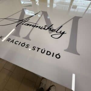 opal plexi reklamtabla vagott betukkel