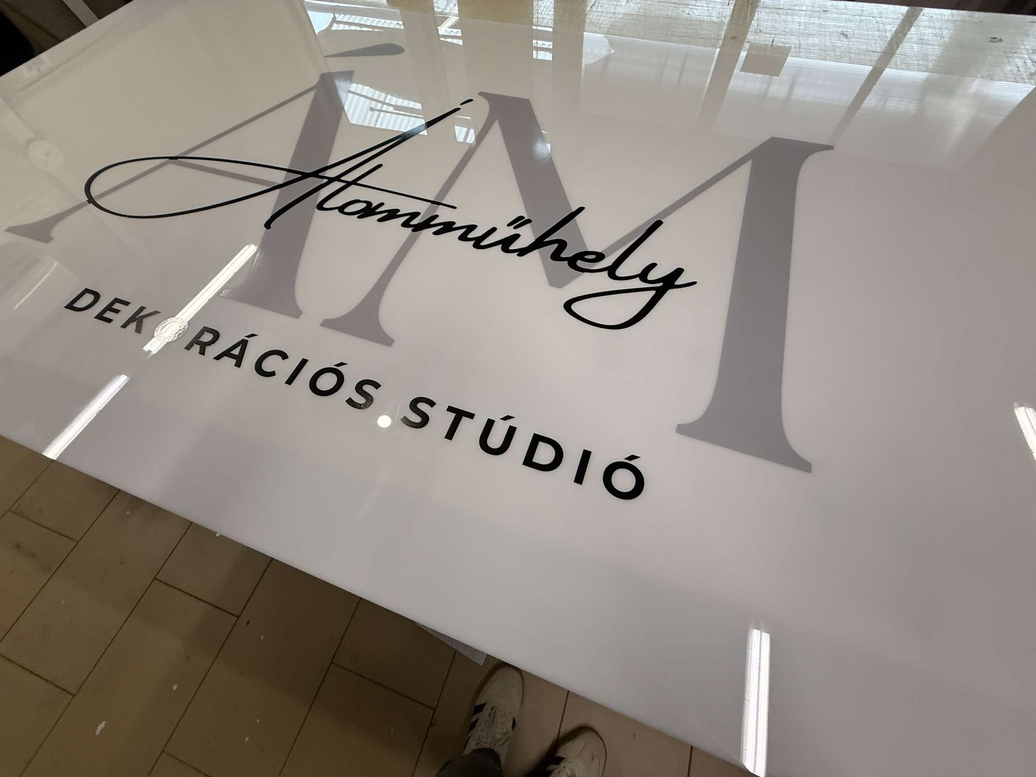 opal plexi reklamtabla vagott betukkel opal plexi reklamtabla vagott betukkel